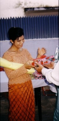 1996photofarewellparty theary receiving gift pnh sept 96